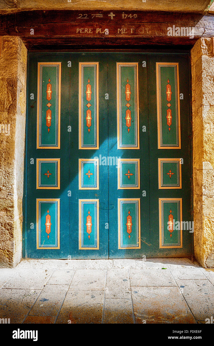 Vielfarbig grünen Vintage Tür durch Sonnenlicht, Besalú, Spanien Stockfoto