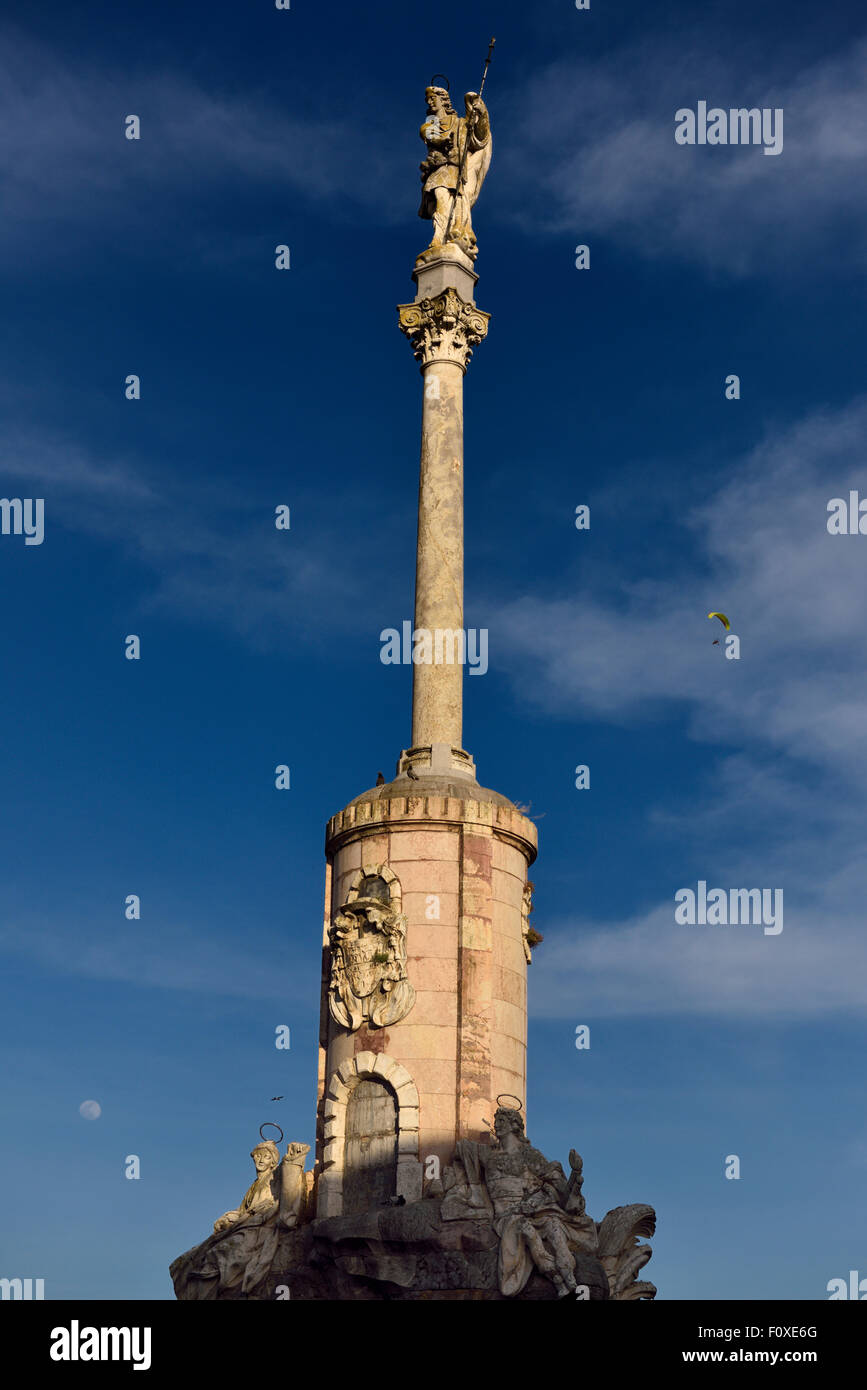 Saint Raphael Erzengel Triumph Statue in Cordoba Spanien mit Mond und angetriebene Hängegleiter Stockfoto
