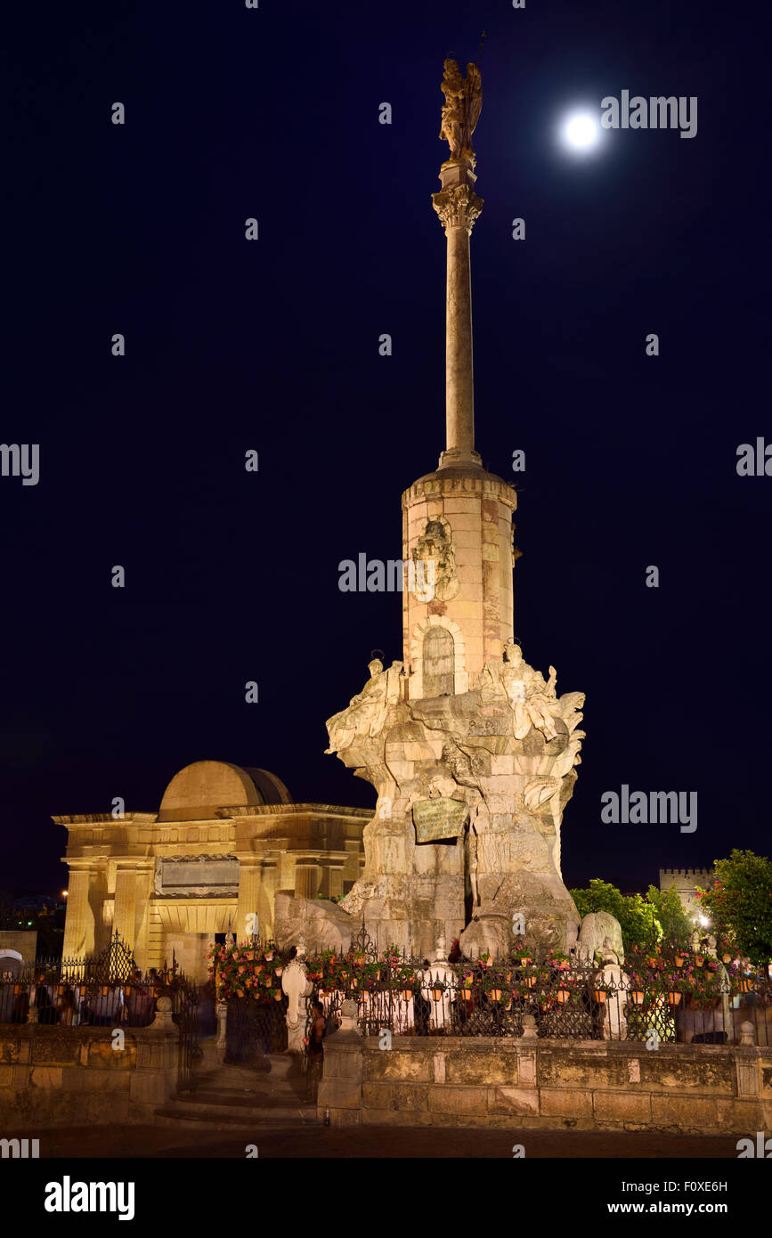 Saint Raphael Erzengel Triumph-Statue an der Brücke Pforte in Cordoba mit Mond in der Nacht Stockfoto