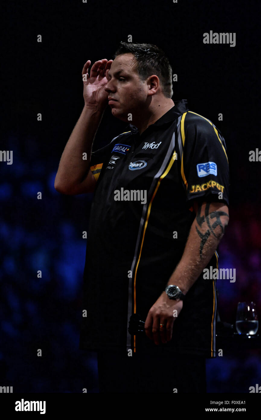 Sydney, Australien - 22. August 2015: Adrian Lewis und Raymond van Barneveld in Aktion für die Korallen Sydney Dart Masters Gutschrift: MediaServicesAP/Alamy Live News Stockfoto