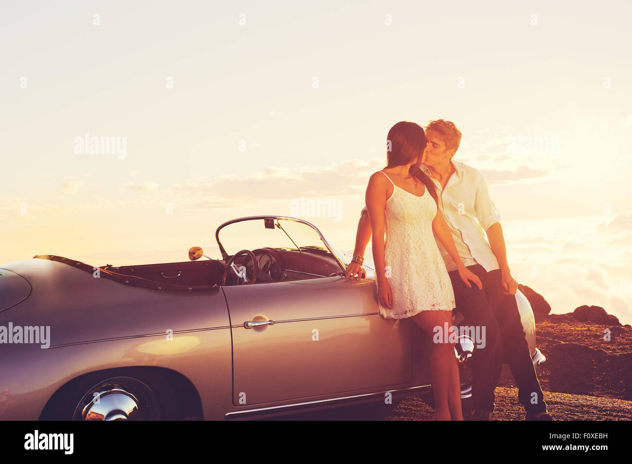 Luxus auto Innenraum mit Sonnenuntergang Beleuchtung und Reflexionen, warme  Farben Stockfotografie - Alamy