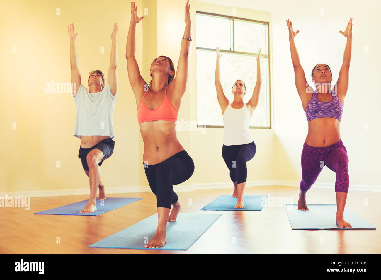 Gruppe von Menschen, die Entspannung und Yoga zu tun. Wellness und gesunde Lebensweise. Stockfoto