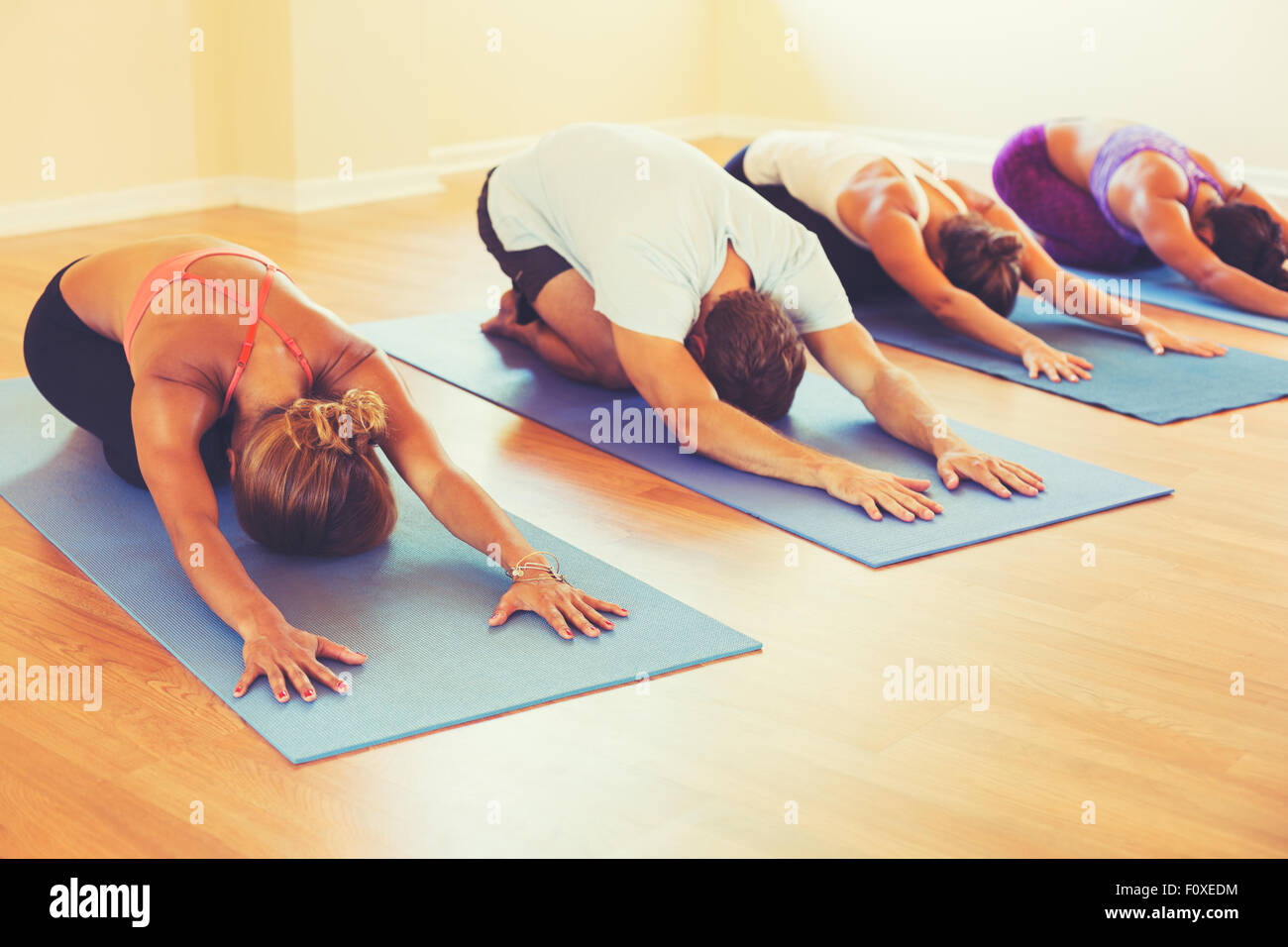 Yogaklasse, Gruppe von Menschen, die Entspannung und Yoga zu tun. Childs Pose. Wellness und gesunde Lebensweise. Stockfoto