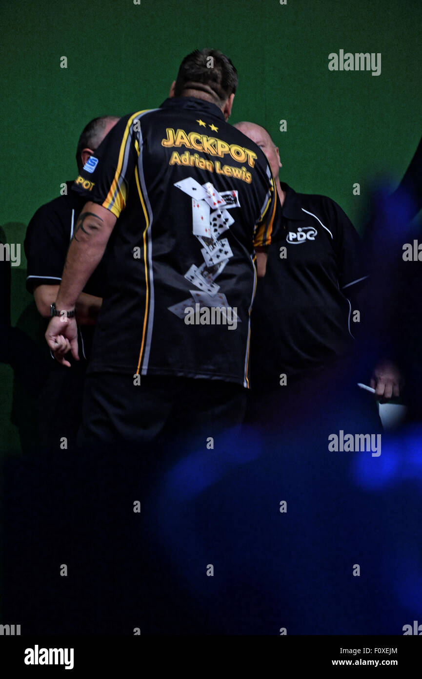 Sydney, Australien - 22. August 2015: Adrian Lewis und Raymond van Barneveld in Aktion für die Korallen Sydney Dart Masters Gutschrift: MediaServicesAP/Alamy Live News Stockfoto