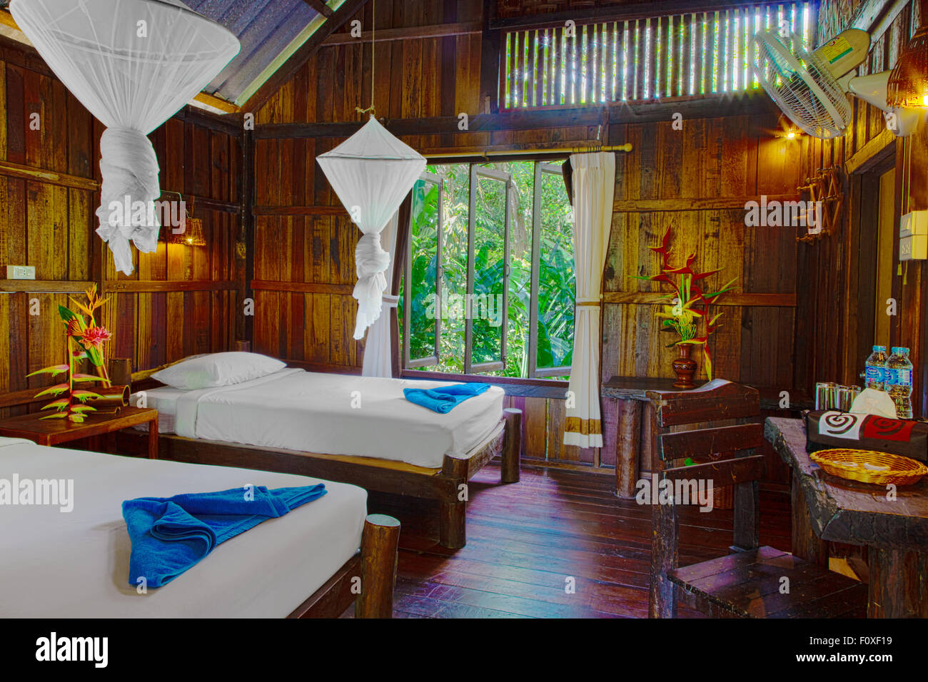 Die komfortablen Zimmer im RIVERSIDE COTTAGES in KHO SOK, ein perfekter Ort zu bleiben, um Kho Sok Nationalpark - THAILAND besuchen Stockfoto