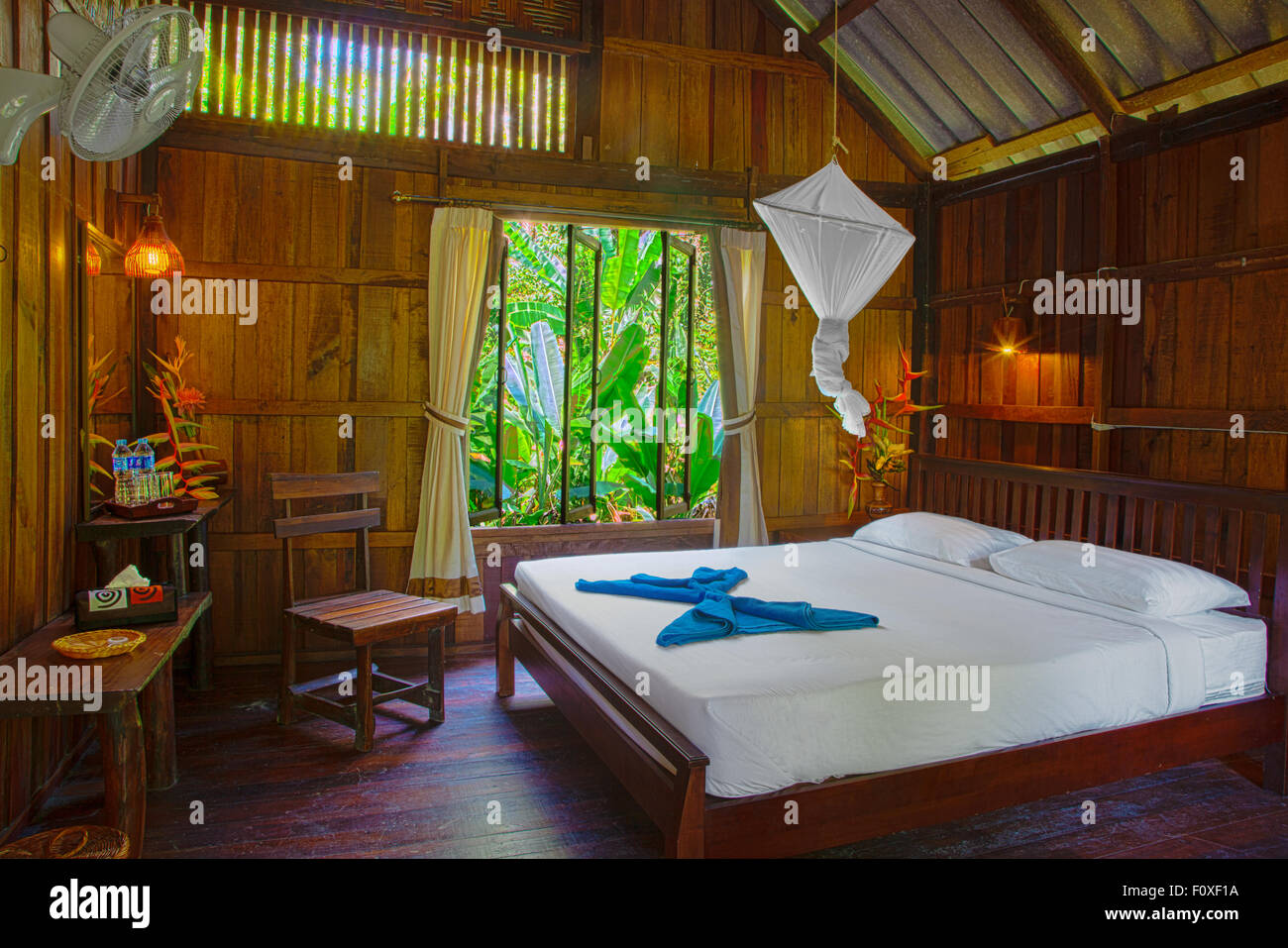 Die komfortablen Zimmer im RIVERSIDE COTTAGES in KHO SOK, ein perfekter Ort zu bleiben, um Kho Sok Nationalpark - THAILAND besuchen Stockfoto