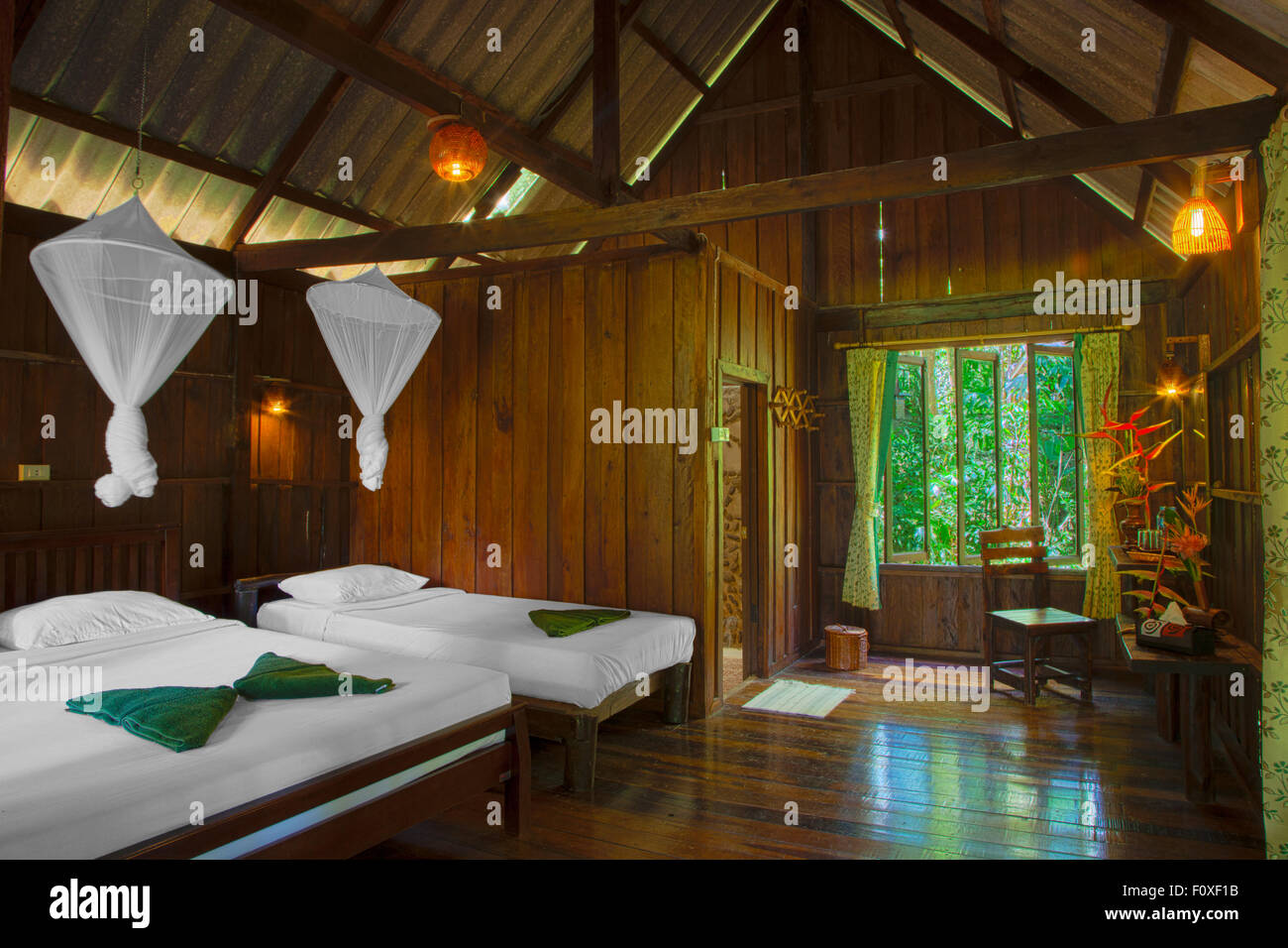 Die komfortablen Zimmer im RIVERSIDE COTTAGES in KHO SOK, ein perfekter Ort zu bleiben, um Kho Sok Nationalpark - THAILAND besuchen Stockfoto