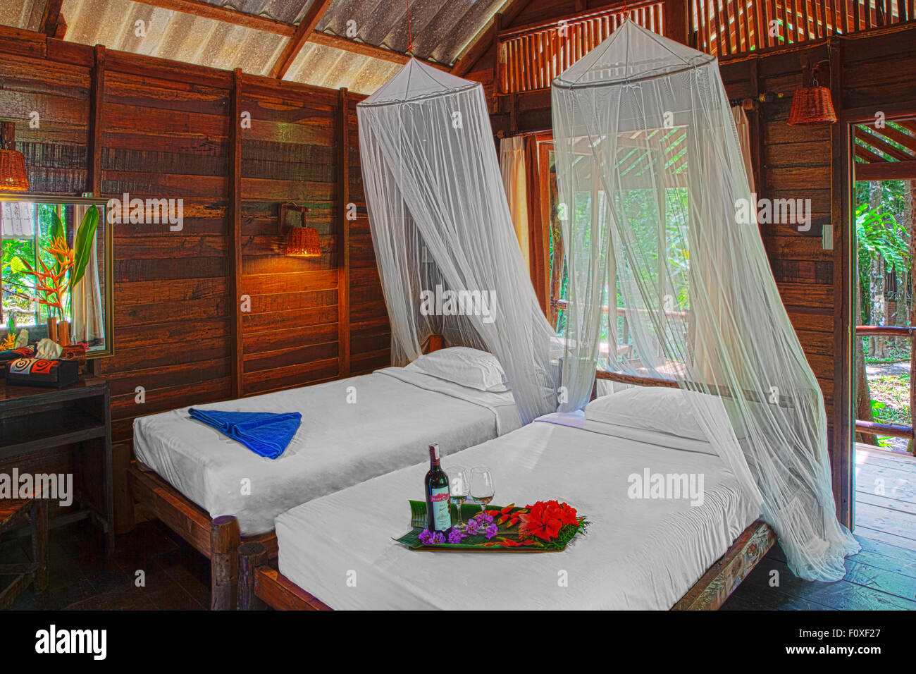 Die komfortablen Zimmer im RIVERSIDE COTTAGES in KHO SOK, ein perfekter Ort zu bleiben, um Kho Sok Nationalpark - THAILAND besuchen Stockfoto