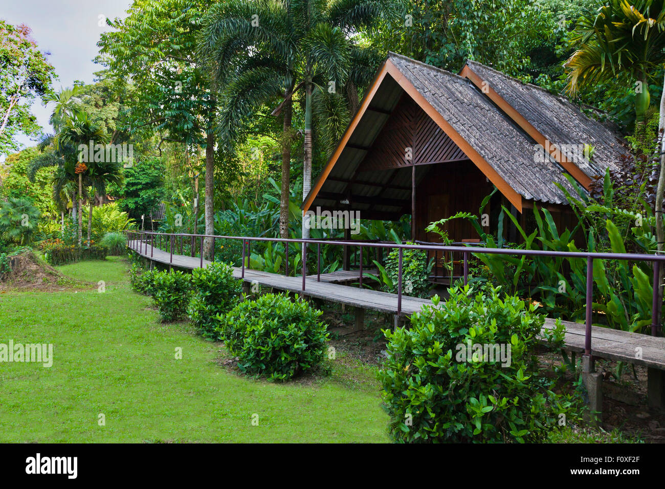 Die RIVERSIDE COTTAGES in KHO SOK sind ein idealer Ort zu bleiben, um Kho Sok Nationalpark - THAILAND Stockfoto