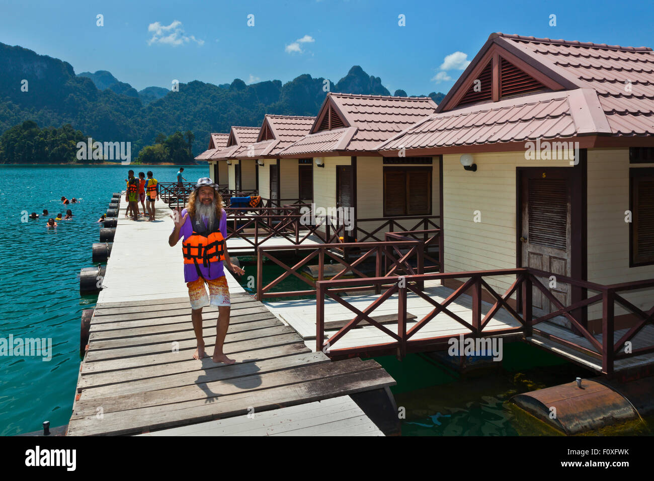 Die SAICHON FLOßHAUS bietet komfortable Unterkünfte auf CHEOW EN See im KHAO SOK Nationalpark - THAILAND Stockfoto