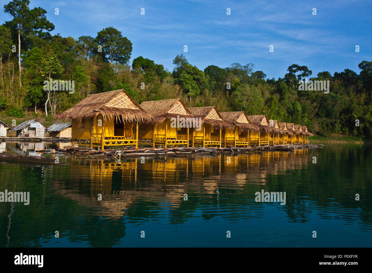 KLONG YEE FLOßHAUS auf CHEOW EN See im KHAO SOK Nationalpark - THAILAND Stockfoto