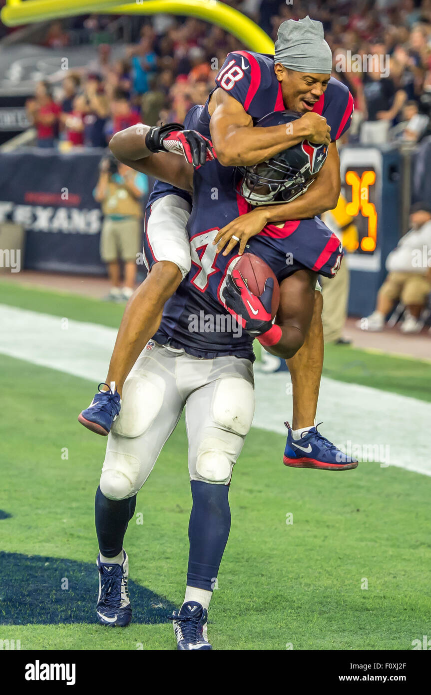 Houston, TX, USA. 22. August 2015. Houston Texans Linebacker, Kourtnei Brown (48) und Houston Texans Wide Receiver Cecil Shorts (18) zu feiern, nachdem Brown eine Interception für einen Touchdown in der NFL Vorsaison Fußballspiel zwischen den Denver Broncos und die Houston Texans NRG-Stadion in Houston, TX zurückkehrt. Rudy Hardy/CSM/Alamy Live-Nachrichten Stockfoto