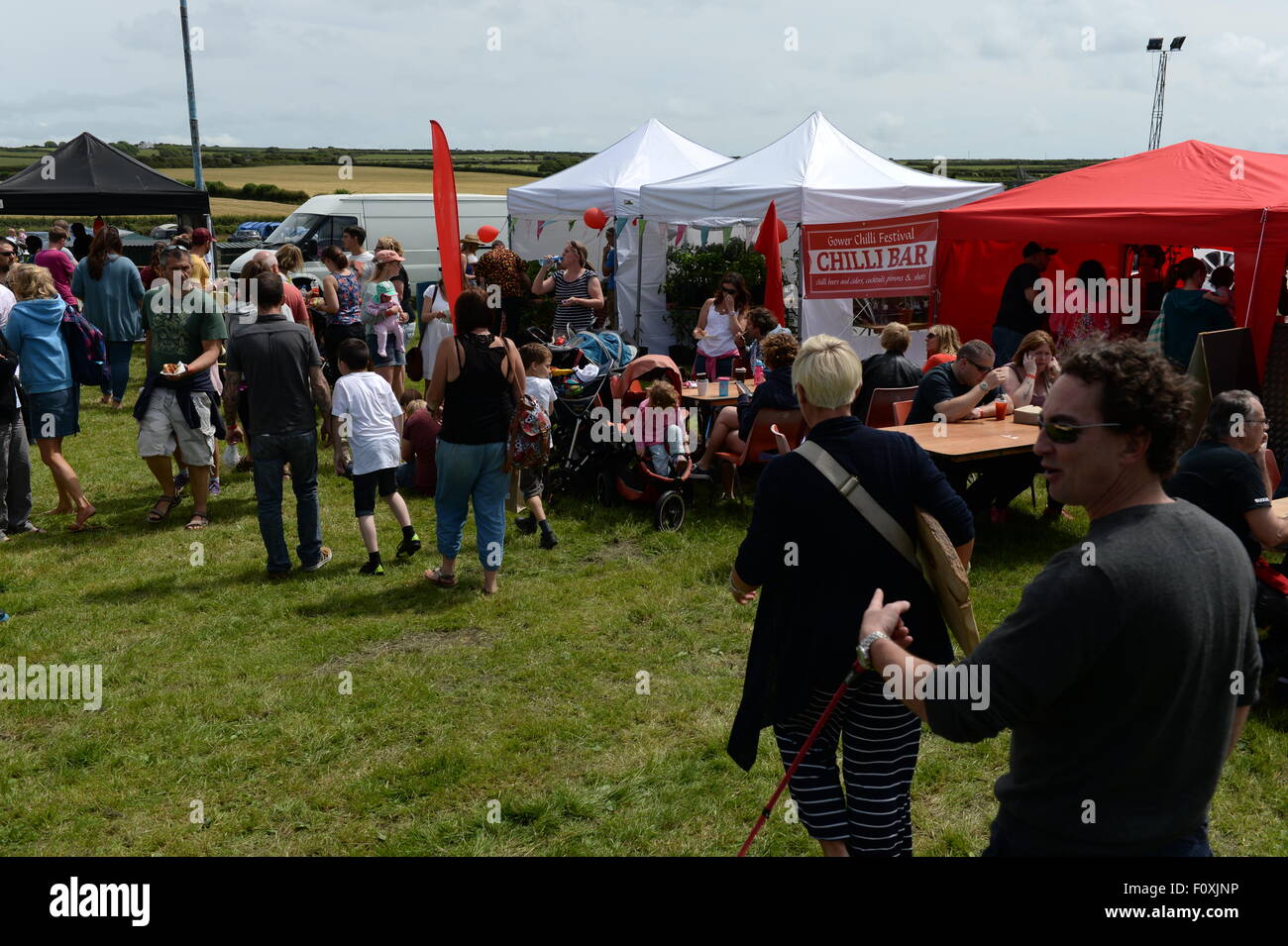 Besucher genießen die Wärme auf der Gower Chili Festival Stockfoto