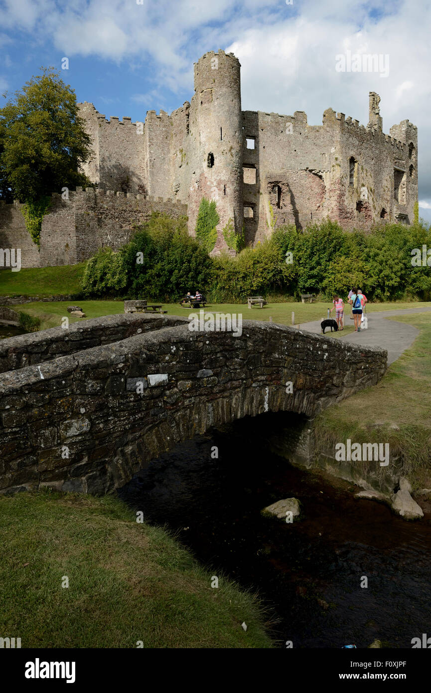 Laugharne Castle und Fußgängerbrücke über den Fluss Coran Stockfoto