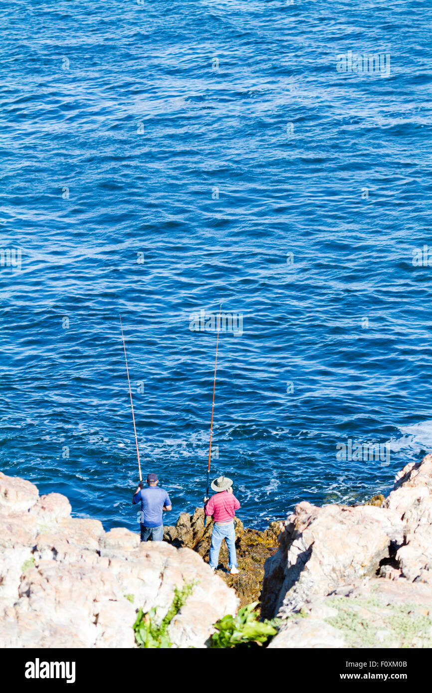 Fischer auf Felsen in Hermanus, Südafrika Stockfoto