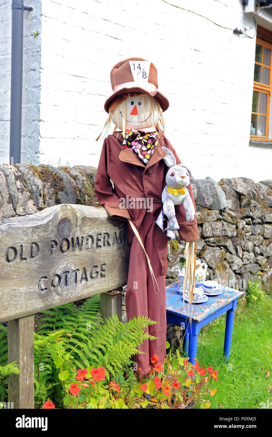 Hutmacher aus Alice im Wunderland, Teil der geheimen Küste Scarecrow Trail rund um Tighnabruaich in Argyll, Schottland, Großbritannien Stockfoto