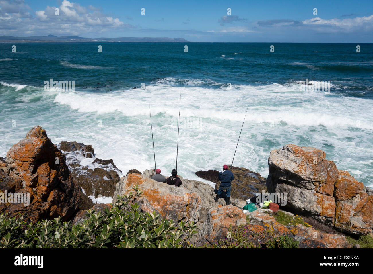 Fischer auf den Klippen an der Walker Bay, Hermanus, Südafrika Stockfoto