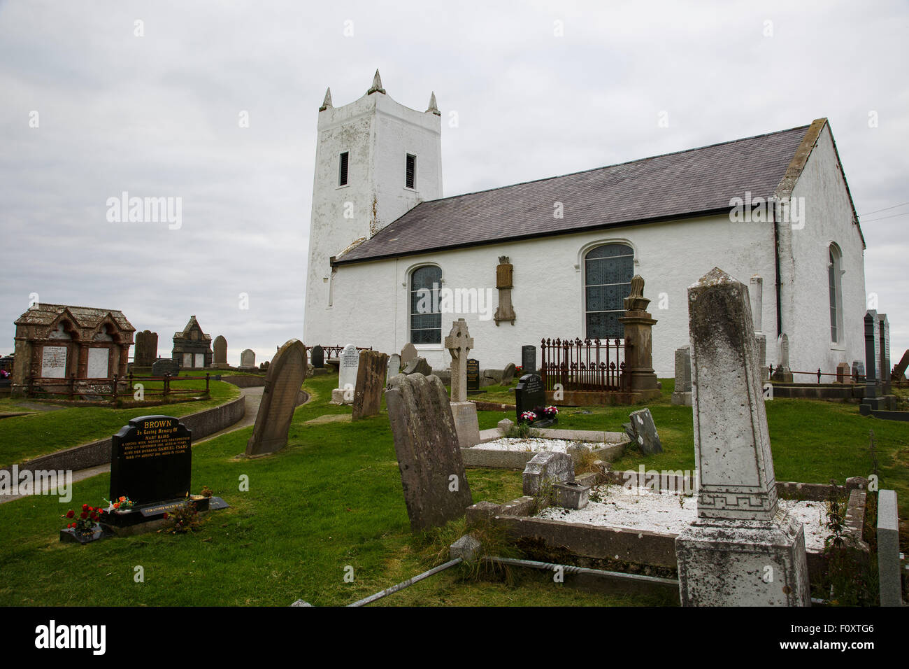 Friedhof außen Ballintoy Pfarrkirche gegen Himmel. Ballintoy. Nord-Irland. Großbritannien, Europa Stockfoto