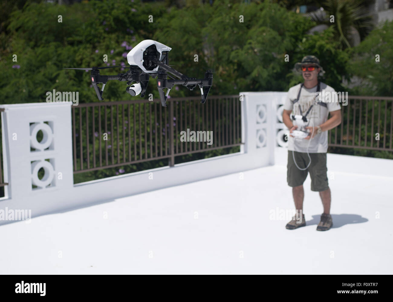 Mann, die Steuerung von DJI Inspire Drone Quadcopter ein Geschäfts- und Freizeiteinrichtungen unbemannten für Luftaufnahmen Stockfoto
