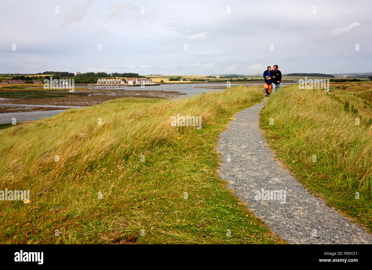 Ein Blick auf Wanderer auf dem Fußweg durch den Fluss Ythan an Forvie National Nature Reserve, Aberdeenshire, Schottland, Großbritannien. Stockfoto