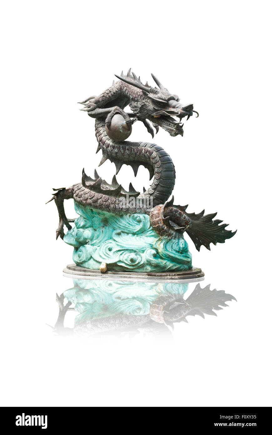 Drachen-Statue auf dem weißen Hintergrund isoliert. Stockfoto