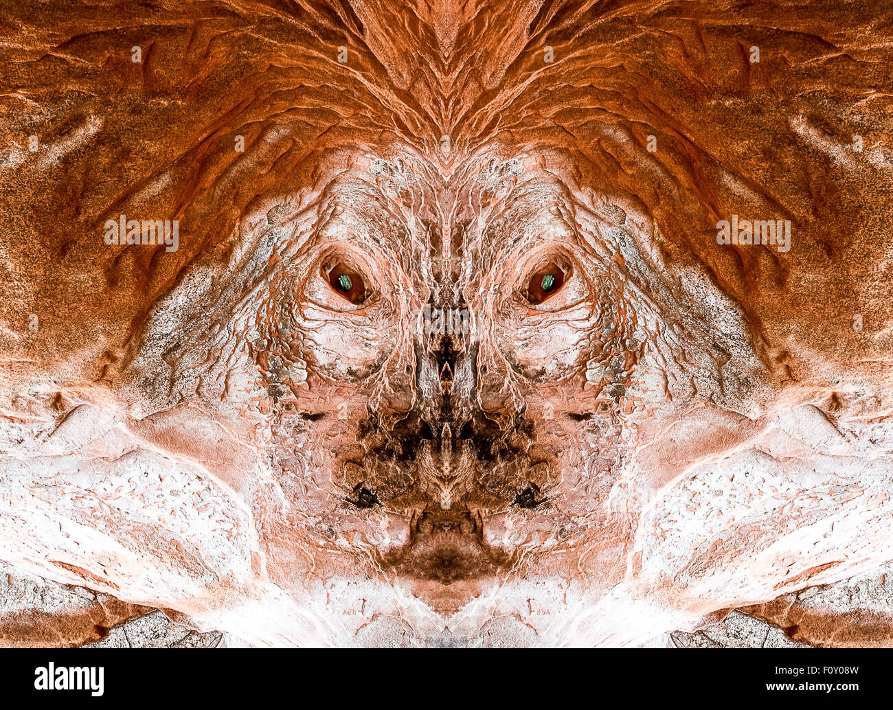 Alien Gesicht an der Wand aus Sandstein. Stockfoto