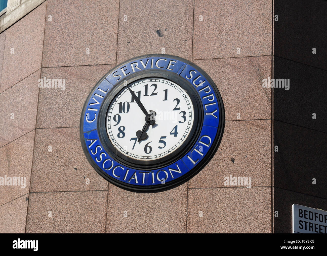 Öffentlichen Dienst Supply Association Clock, Strang (Ecke mit Bedford Street), London, England, UK (arabische Ziffern) Stockfoto