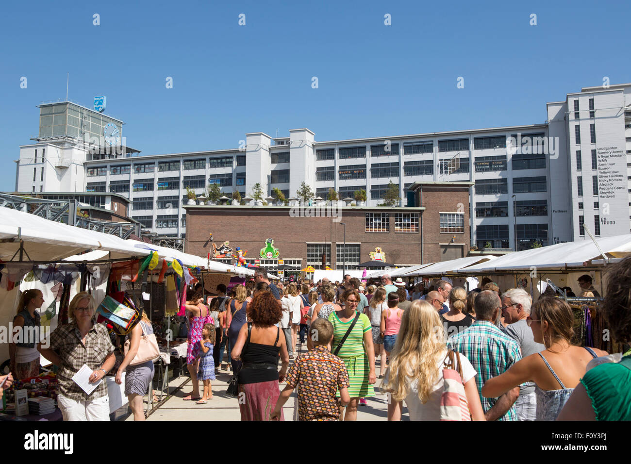 Besucher der "Gefühl guten Markt" auf dem ehemaligen Philips-Territorium "Strijp-S", die zu einem kulturellen Treffpunkt geworden ist Stockfoto