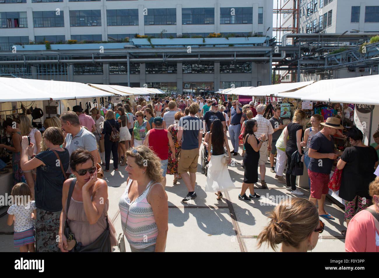 Besucher der "Gefühl guten Markt" auf dem ehemaligen Philips-Territorium "Strijp-S", die zu einem kulturellen Treffpunkt geworden ist Stockfoto