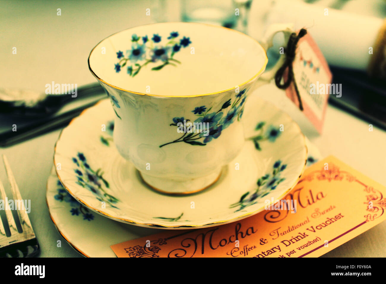 Tee und Kaffee, Kaffee am Morgen, China Satz, Blume China Satz, Tasse und Untertasse, Farbfotografie, Café, Stockfoto