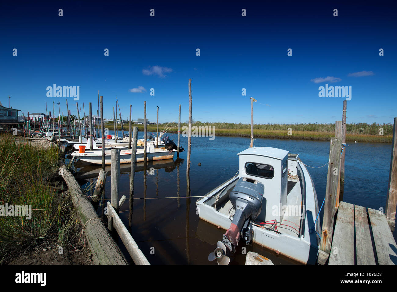 Fischerdorf Boote gegen blauen Himmel Stockfoto