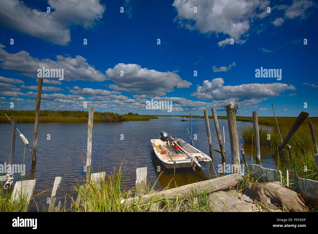 Fischerdorf Boote gegen blauen Himmel Stockfoto