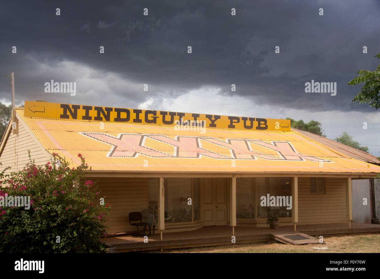 Nindigully Pub und Castlemaine XXXX Bier unterzeichnen am Dach des Hauses Nindigully Queensland Qld Australien Stockfoto