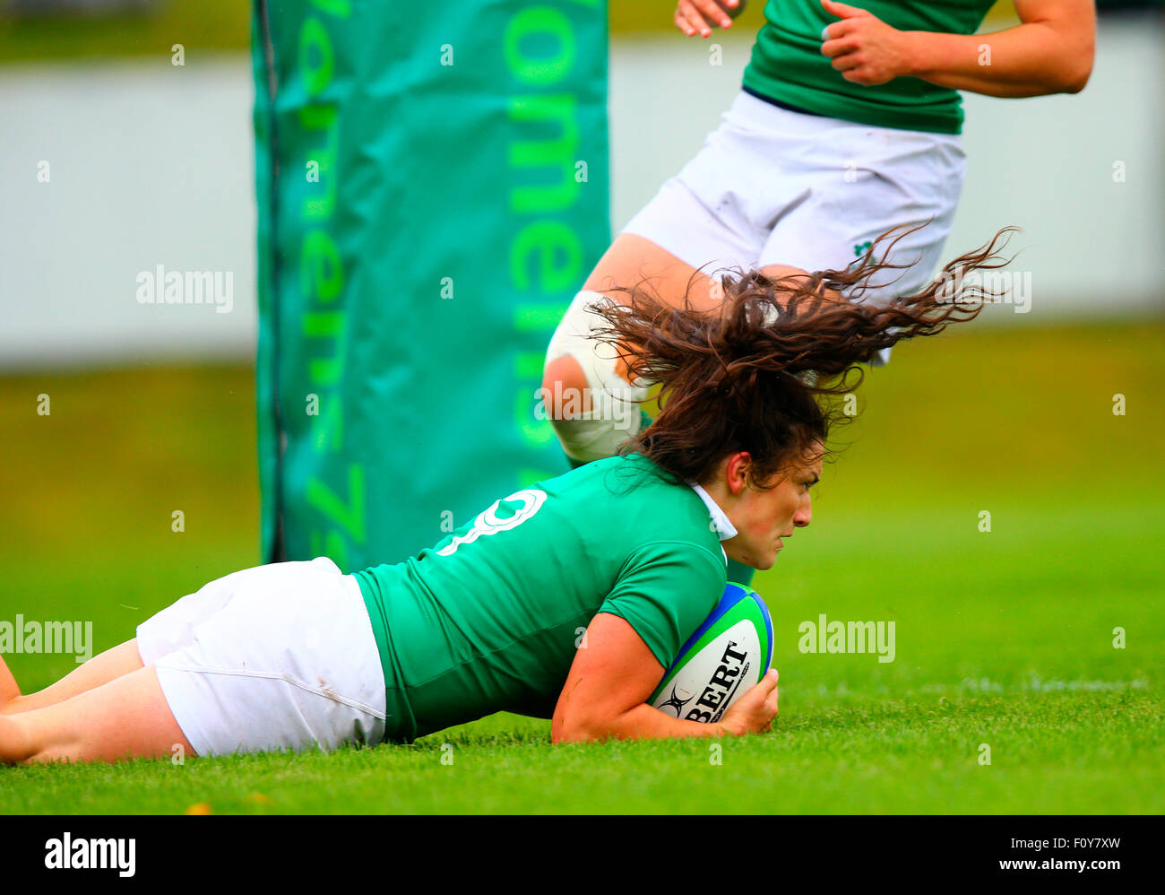 Dublin, Irland. 23. August 2015. Frauen Sevens Series Qualifikation 2015. Irland gegen Südafrika Lucy Mulhall (Captain Ireland) erdet den Ball um einen Versuch zu erzielen. Bildnachweis: Aktion Plus Sport/Alamy Live-Nachrichten Stockfoto