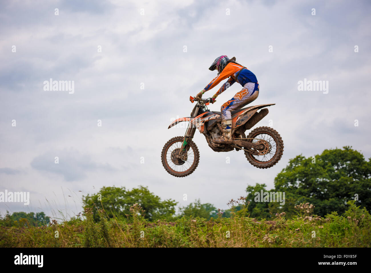 Motorradfahrer üben auf einer Motocross Strecke in Shifnal uk Stockfoto