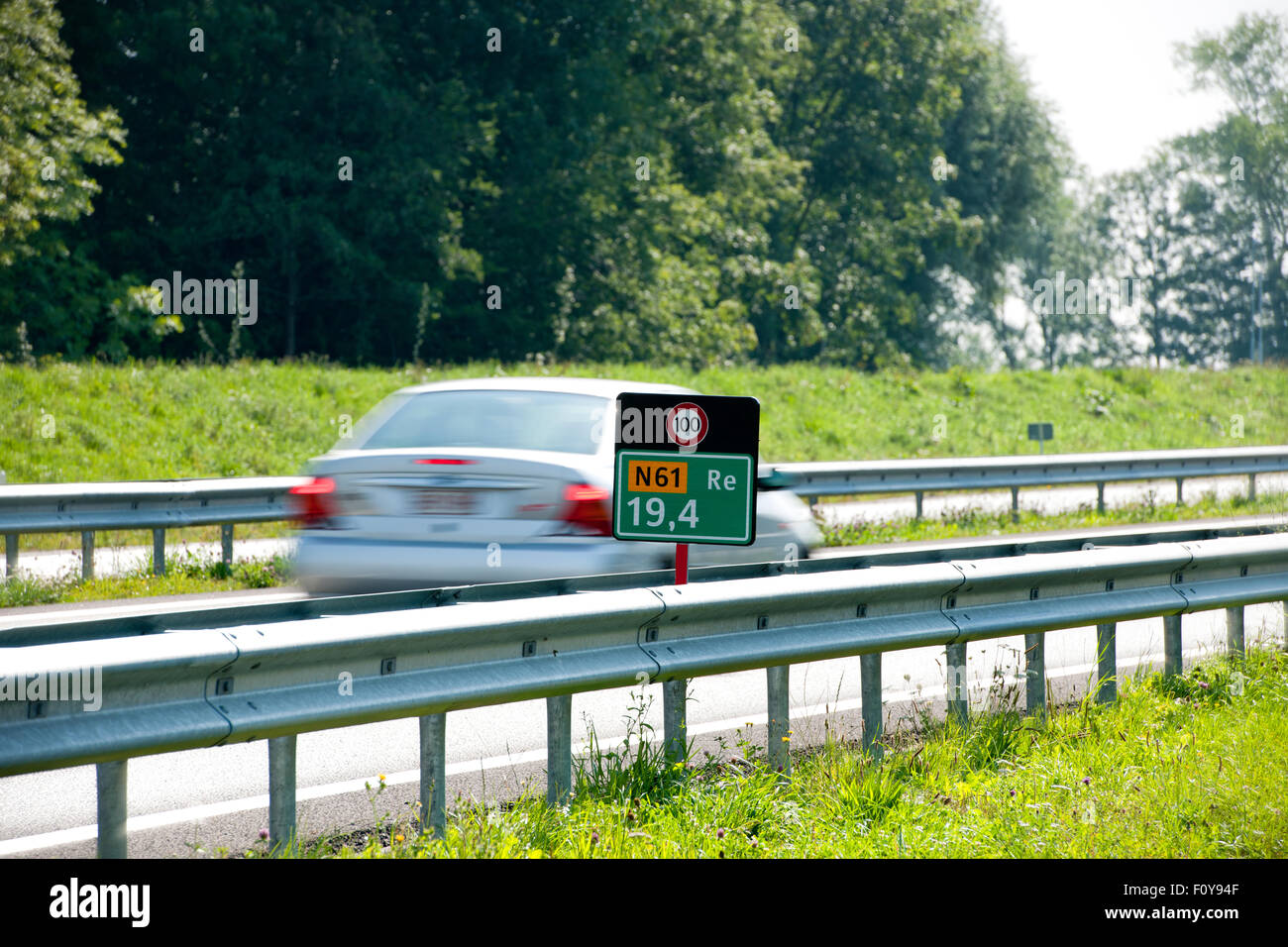 PKW übergibt ein max100km Brett und knallt auf die Bremsen auf einer Autobahn in den Niederlanden Stockfoto