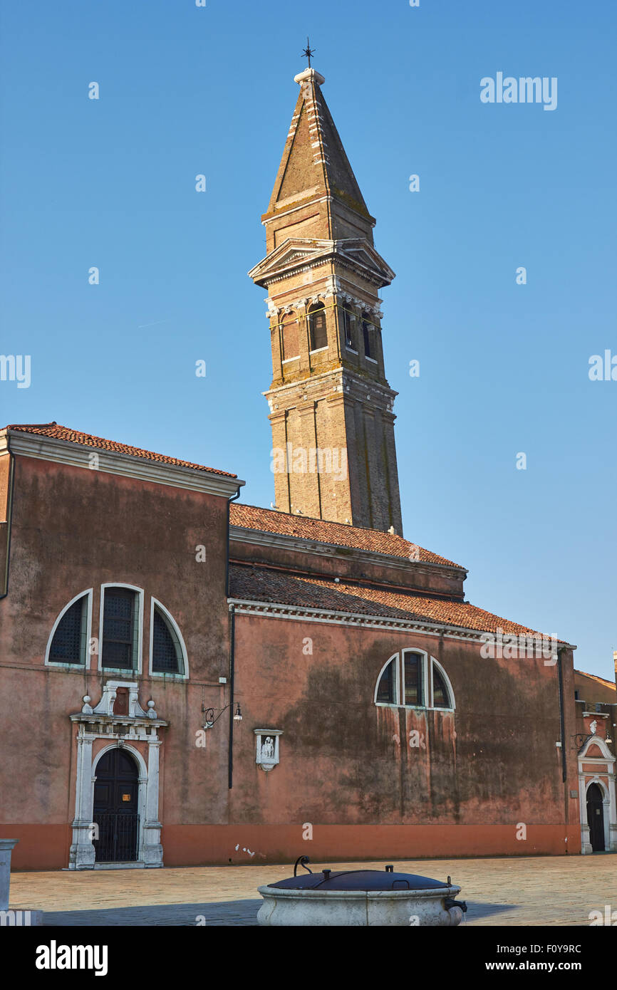 Kirche von San Martino mit seiner berühmten schiefen Campanile Burano venezianischen Lagune Veneto Italien Europa Stockfoto