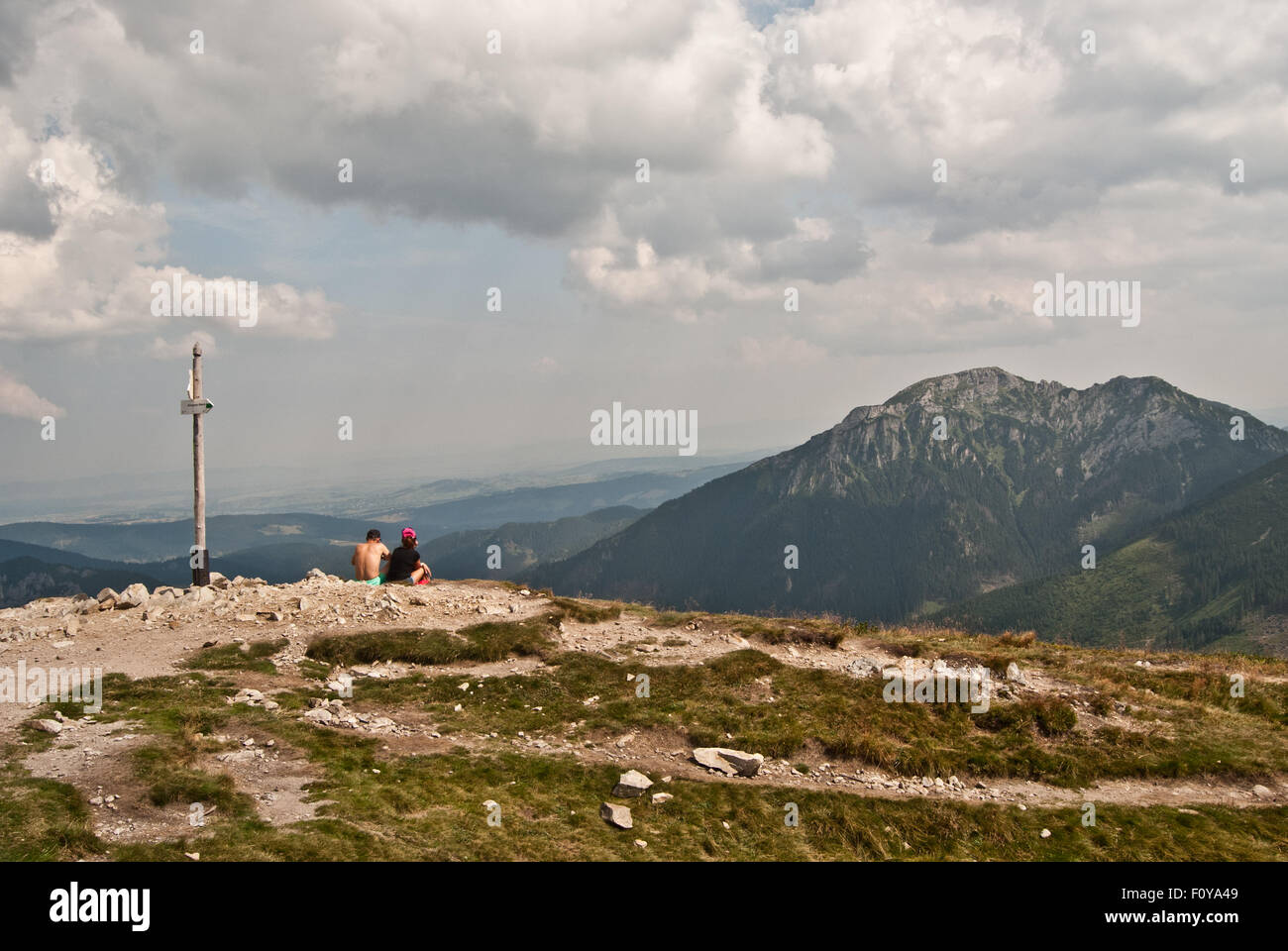 Wanderer auf dem Gipfel Trzydniowianski Wierch in Tatra Berge entspannen Stockfoto