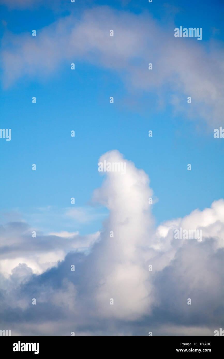 Bournemouth, UK. 22. August 2015. UK-Wetter: Ungewöhnliche Form Wolken in Bournemouth. Nach einem Vormittag mit heftigem Regen kam die Sonne mit blauem Himmel und Wolken für einen warmen angenehmen Nachmittag für den Finaltag des Air-Festivals. Bildnachweis: Carolyn Jenkins/Alamy Live-Nachrichten Stockfoto