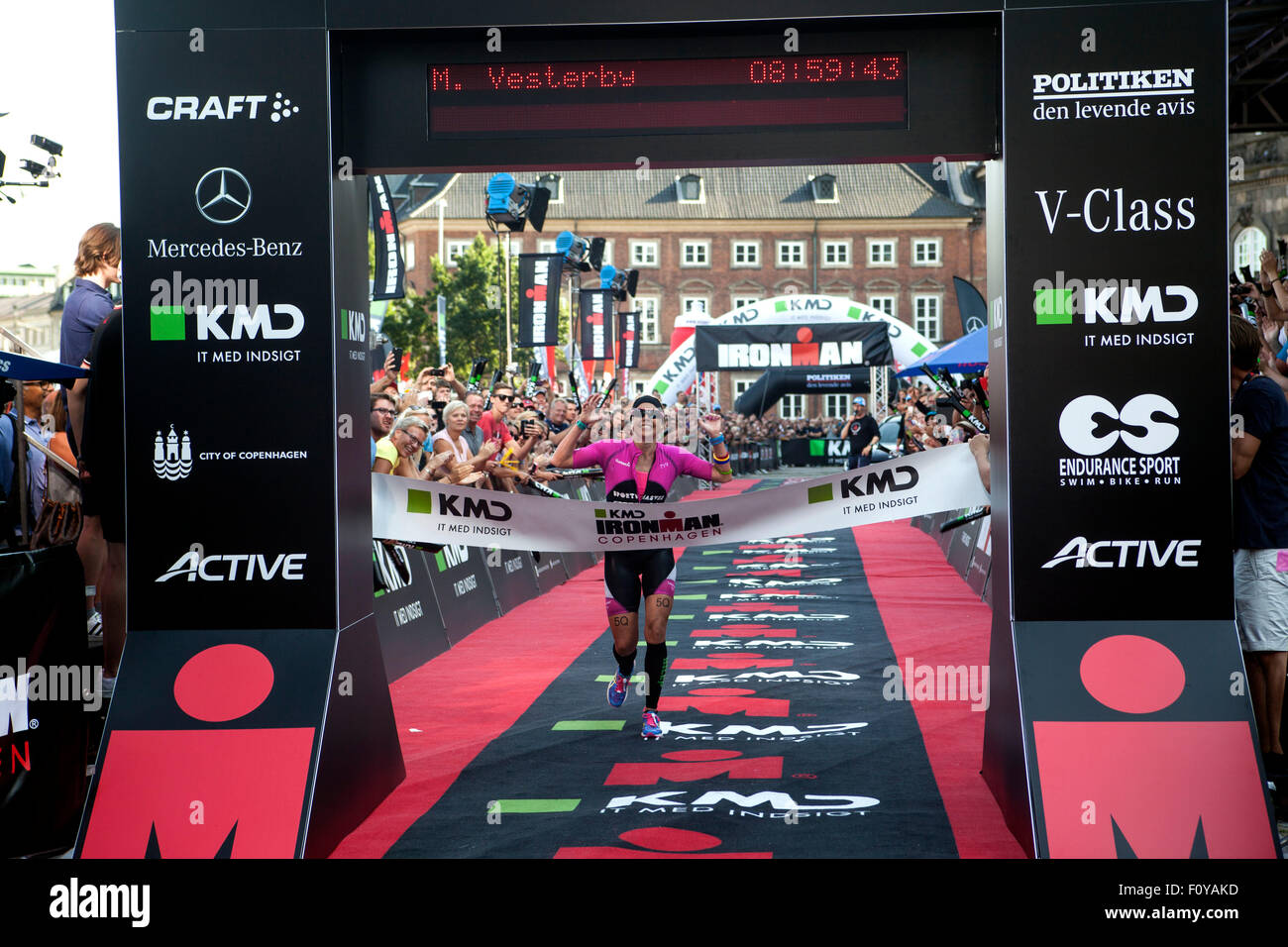 Kopenhagen, Dänemark, 23. August 2015. Dänischer Triathlet Michelle Vesterby gewinnt Frauen KMG Ironman Kopenhagen 70.3 in 08:59:49 H. Das Rennen fand die Athleten durch 226 KM, bestehend aus: Schwimmen: 3,8 km (Amager Strand Park), Radfahren: 180 km (nördlich von Kopenhagen), Marathon: Kredit-42,2 km (Innere Stadt): OJPHOTOS/Alamy Live News Stockfoto