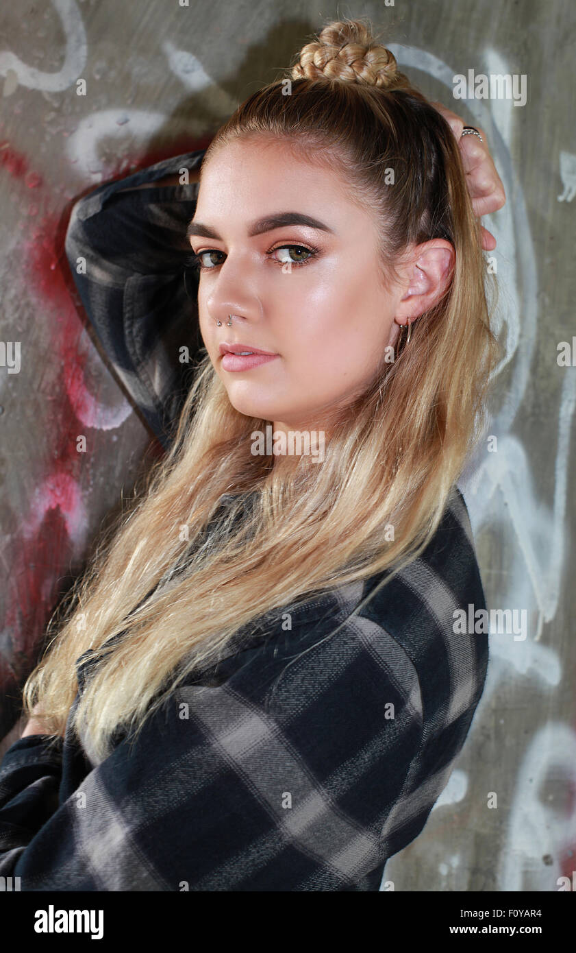 Schwierige Teenager-Mädchen in innerstädtischer Lage tragen eine Septum in ihre Nase. Stockfoto