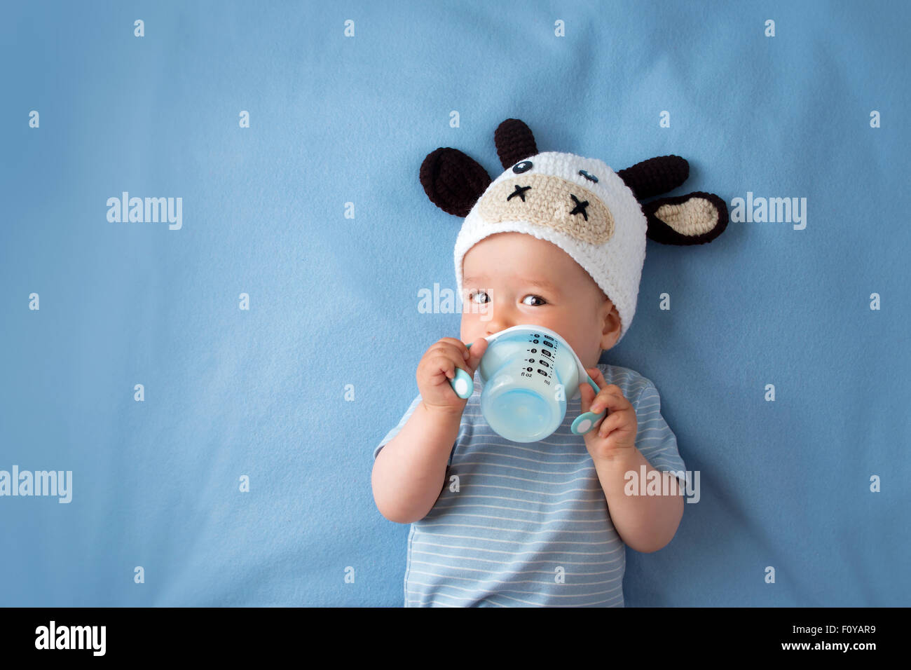 Baby mit Milch Kuh Hut Stockfoto