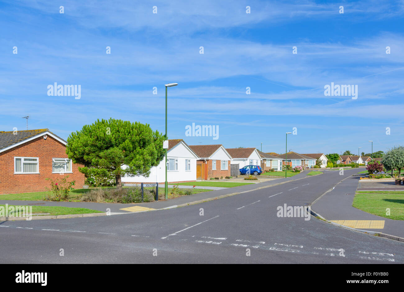 Wohnstraße mit freistehenden Bungalows an einem sonnigen Tag mit keine Autos in Littlehampton, West Sussex, England, UK geparkt. Stockfoto