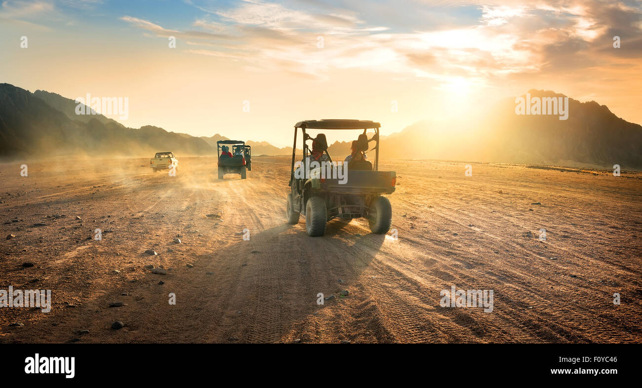 Buggys im Sand der Wüste bei Sonnenuntergang Stockfoto