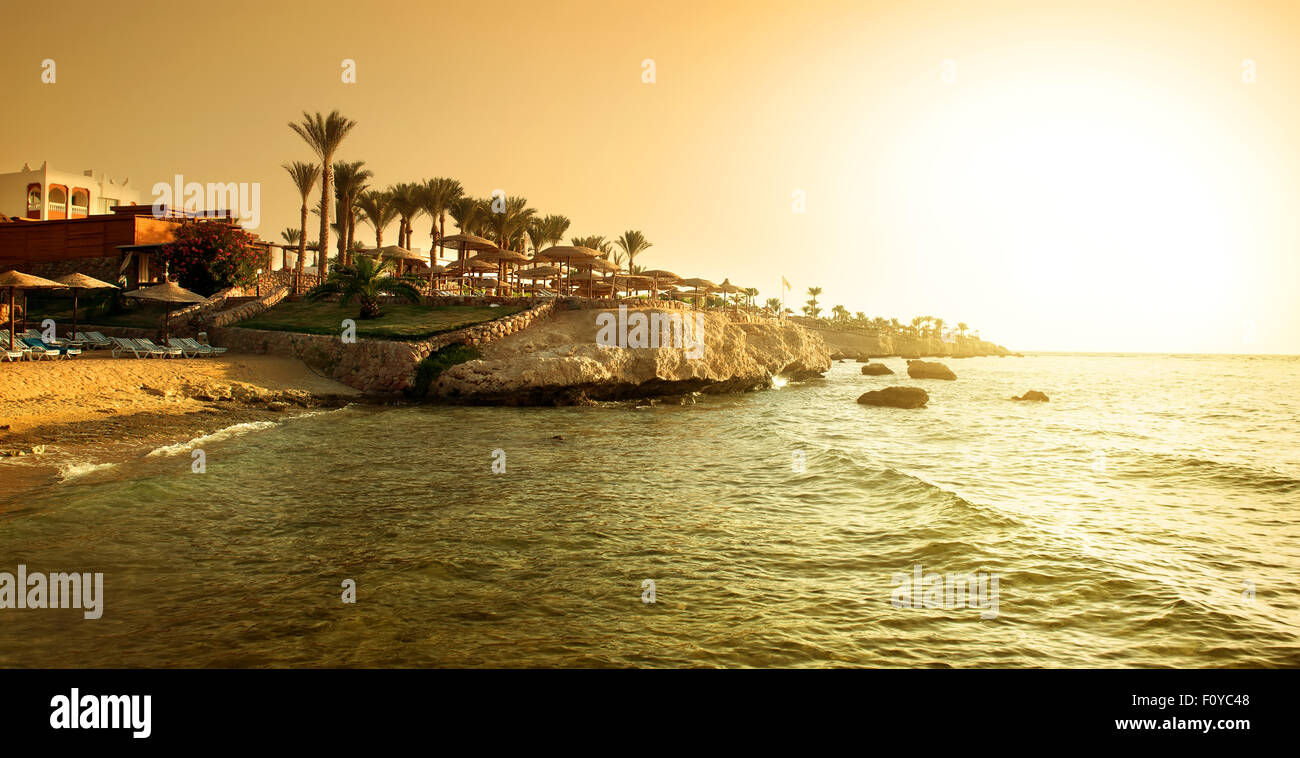 Küste des Roten Meeres in den Sonnenuntergang Stockfoto