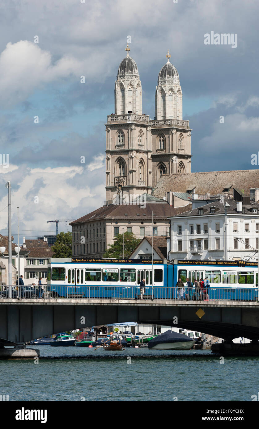Panoramablick auf Zürich, vom See, mit Grossmünster in den Rücken und eine "Straßenbahn" Straßenbahn Quai-Brücke gesehen. Stockfoto