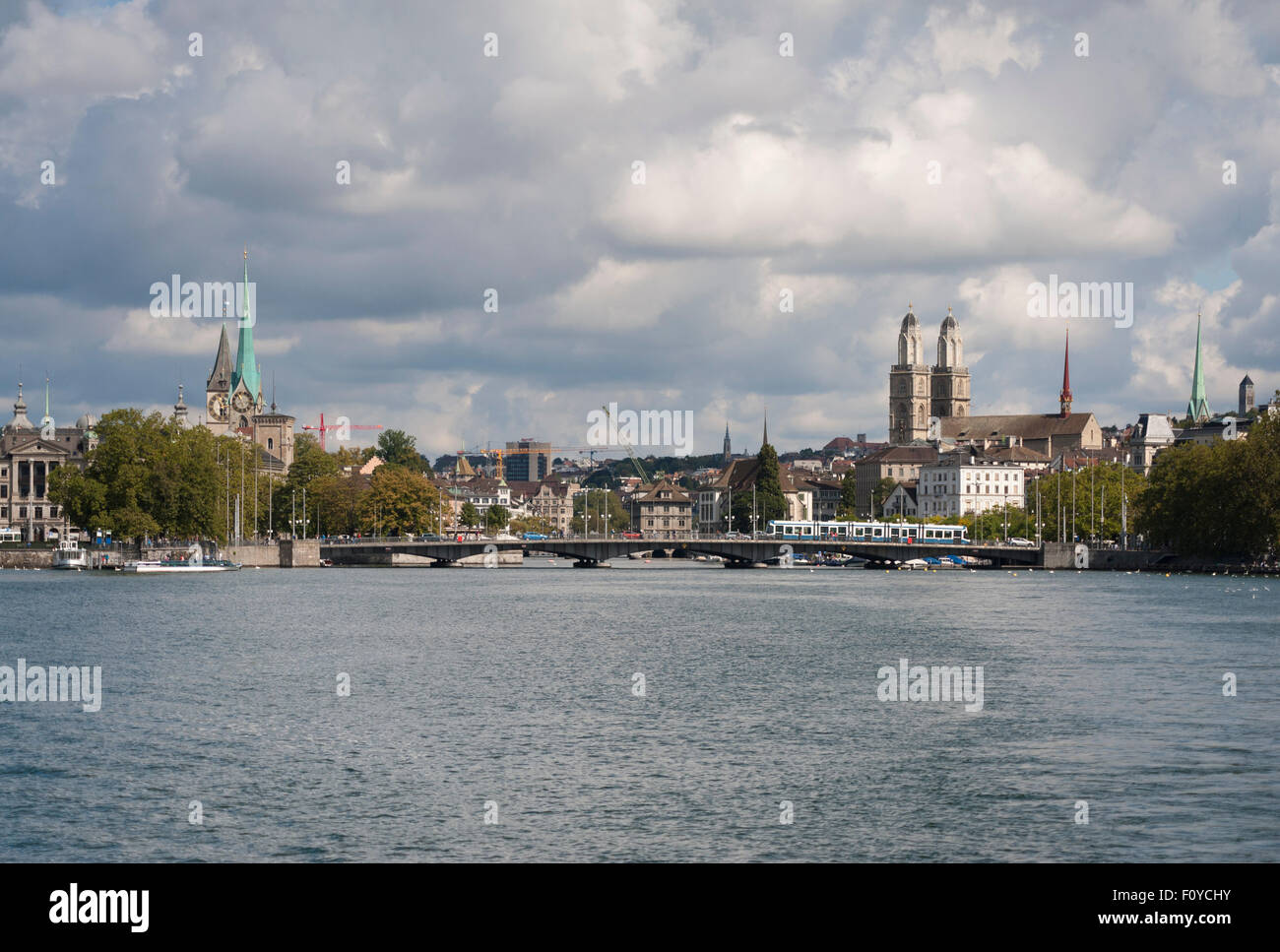 Panoramablick auf Zürich, gesehen vom Zürichsee, auf der Suche nach der Limmat. Stockfoto