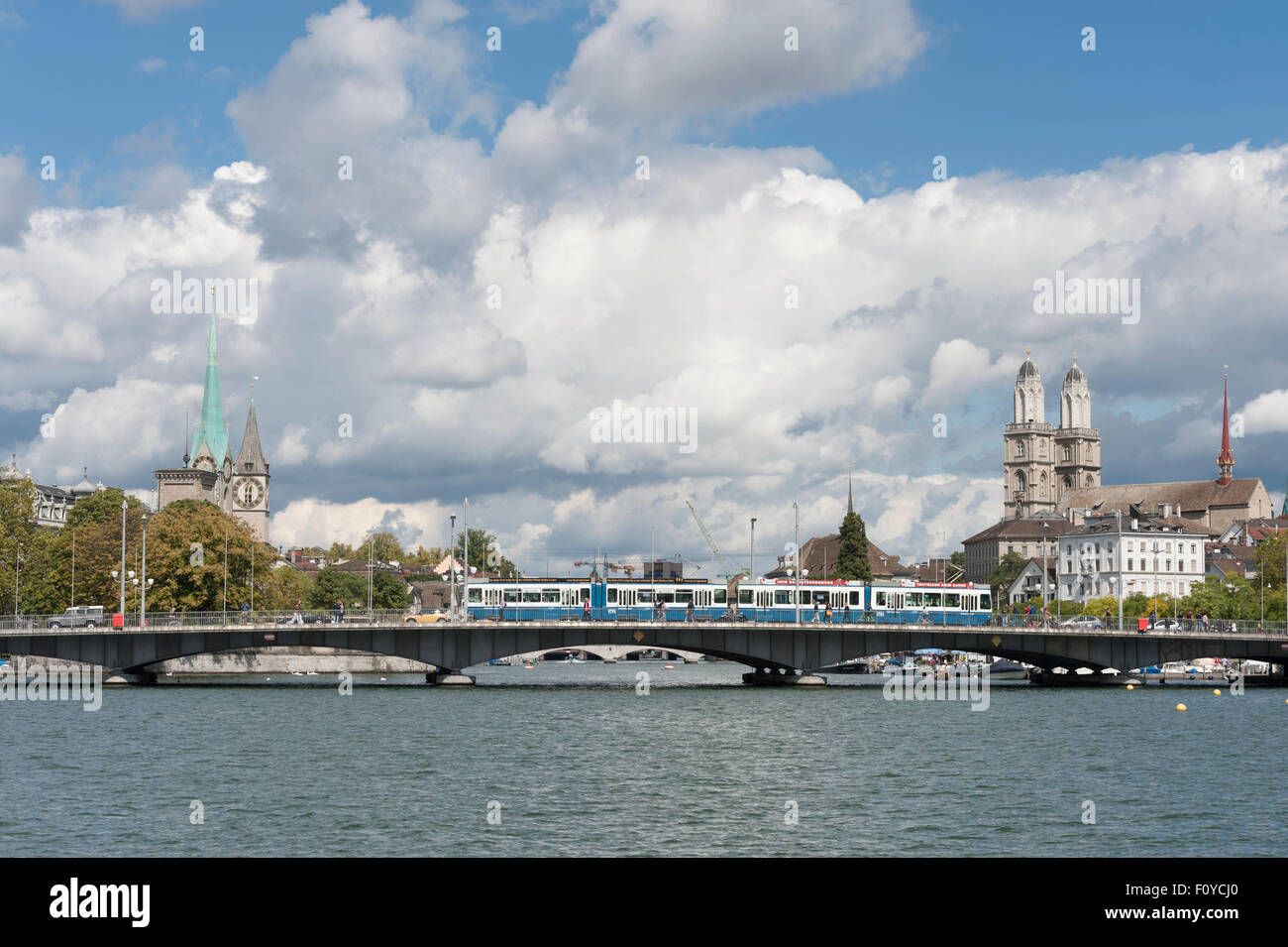 Panoramablick auf Zürich, gesehen vom See entfernt, mit einer "Straßenbahn" Straßenbahn vorbei die Quai-Brücke zwischen Bellevue und Bürkliplatz. Stockfoto