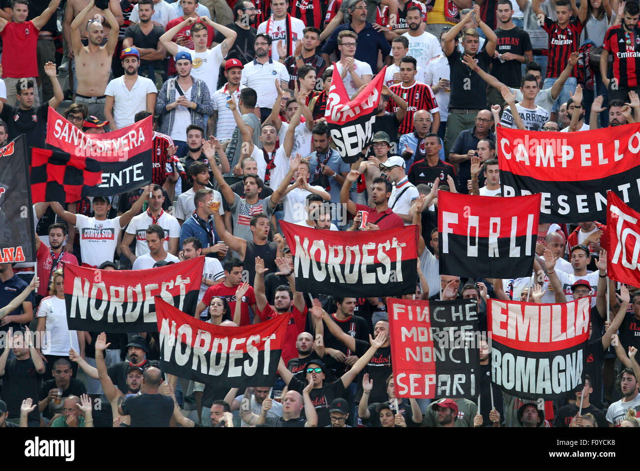 Florenz, Italien. 23. August 2015. Die Milan-Fans während der italienischen Serie A-Fußballspiel zwischen ACF Fiorentina V AC Milan am 23. August 2015 Franchi Stadion in Florenz, Italien. Bildnachweis: Andrea Spinelli/Alamy Live-Nachrichten Stockfoto