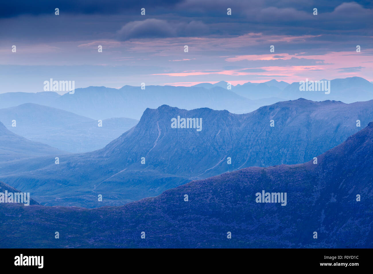 Geschichteten entfernten Bergmassiven im Fisherfield Wald und darüber hinaus gesehen vom Gipfel von A' Mhaighdean. Stockfoto